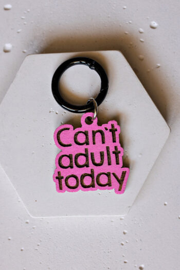 Ξύλινο μπρελόκ ροζ "Can't adult today"