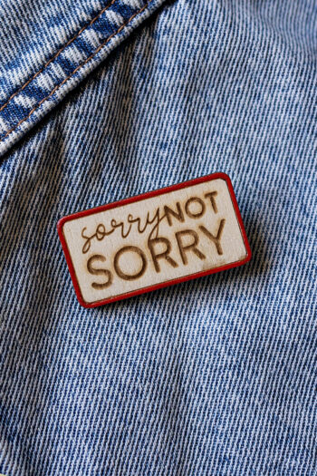 Sorry don't sorry - Χειροποίητη ξύλινη καρφίτσα