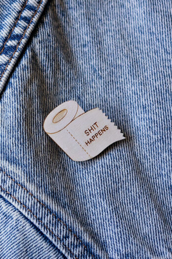 Shit happens - Χειροποίητη ξύλινη καρφίτσα